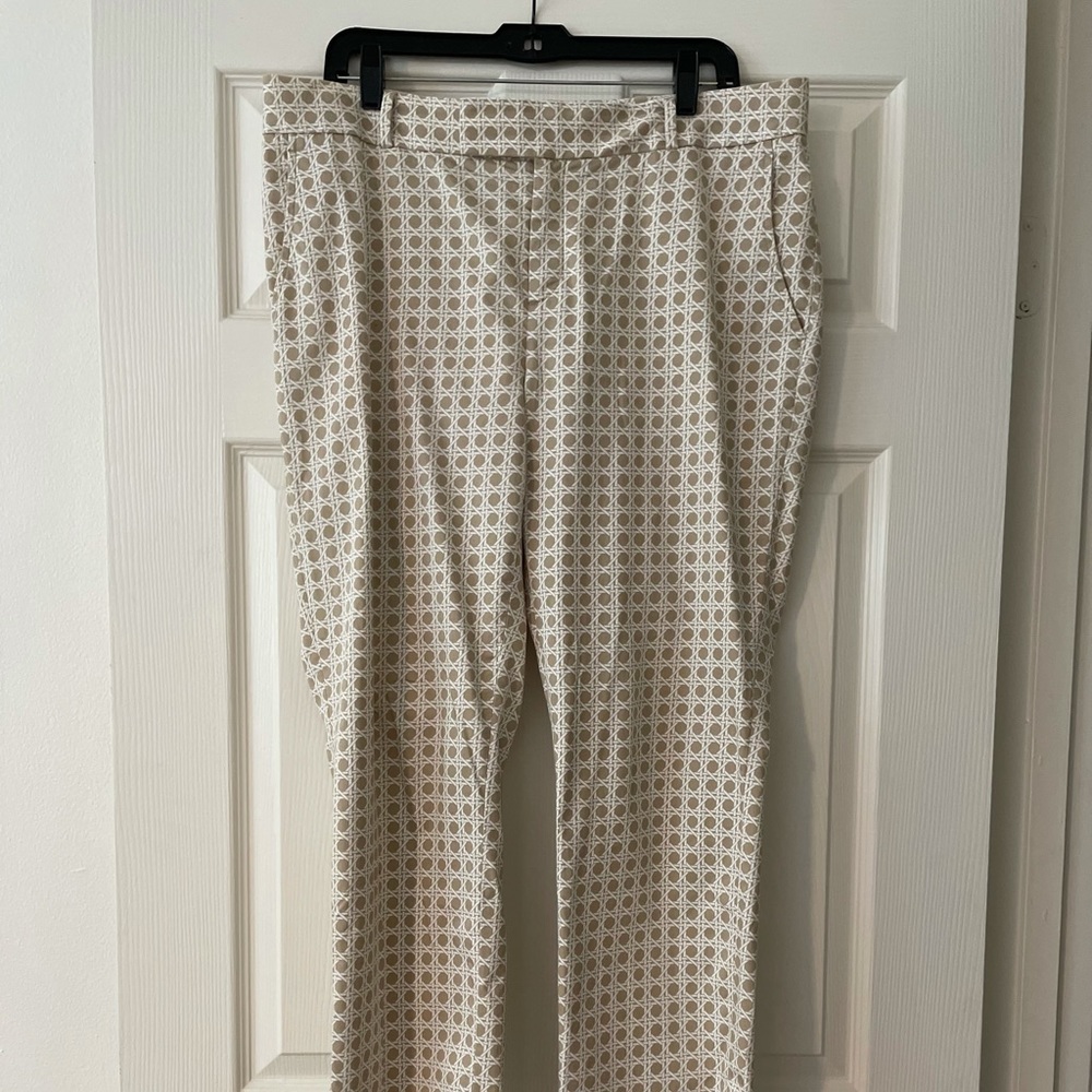 Cropped pants with side pockets